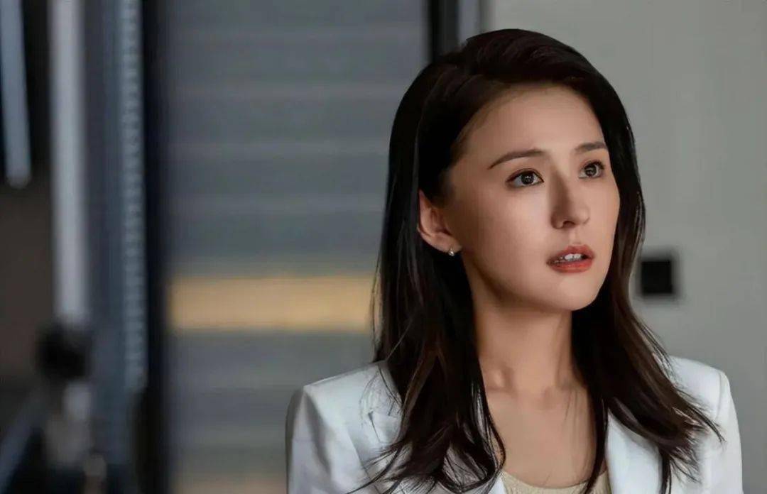 "拽妃"热依扎:戏里手撕渣男,智斗恶婆婆,戏外37岁单身带娃,活成爽文大