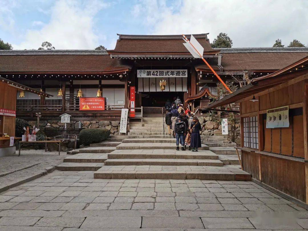 内社(名神大社),山城国一宫,旧社格为官币大社(现神社本厅的别表神社)