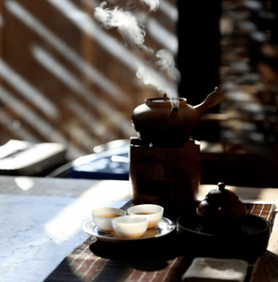 围炉夜话冬日,户外寒风呼啸梨花飞舞,屋内却炉火冉冉暖意融融,三五