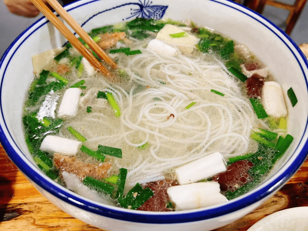 草芽米线.(图/自摄)过桥米线里有一个素菜是必不可少的,就是草芽.