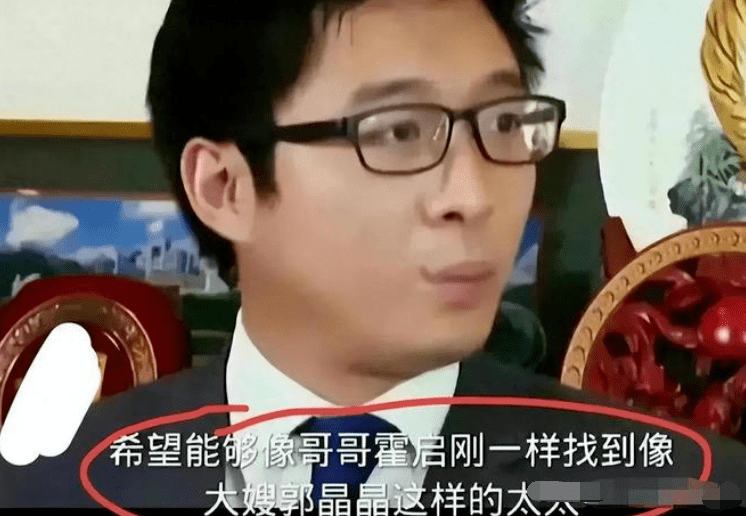 後來網友們還找到他在接受採訪時說:接著大家又扒出他曾專門飛到