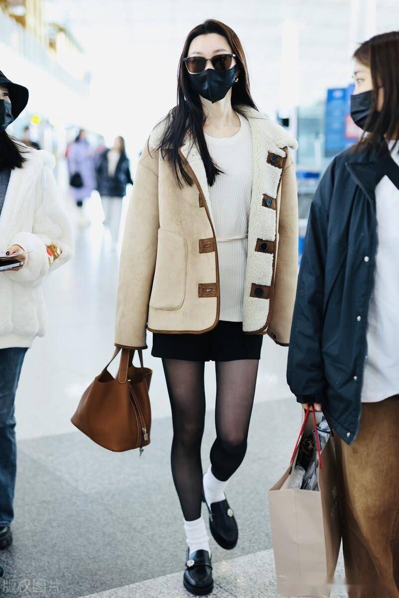 宋轶身穿皮毛一体外套 丝袜 乐福鞋 白袜子时尚亮眼