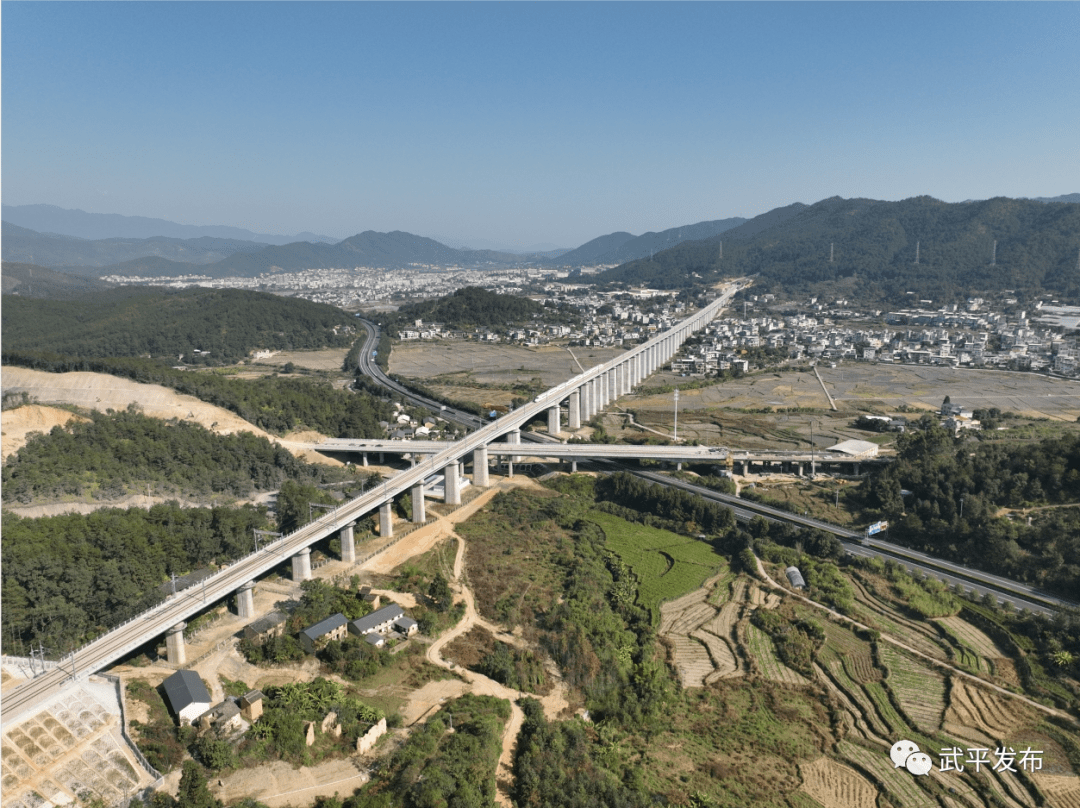 此外,龍龍高鐵將與南龍鐵路,贛瑞龍鐵路,龍漳(廈)鐵路相連,對推動跨省