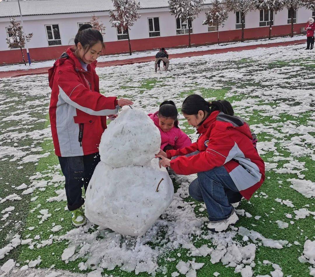 棲霞市蘇家店明德小學萊州市金城鎮公辦中心幼兒園每一片雪花都是獨一