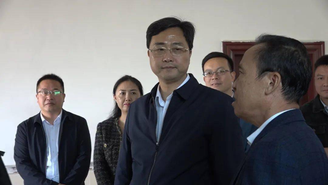 11月23日,县委书记黄仲到广发镇大塘村看望慰问中国作家协会会员,大塘