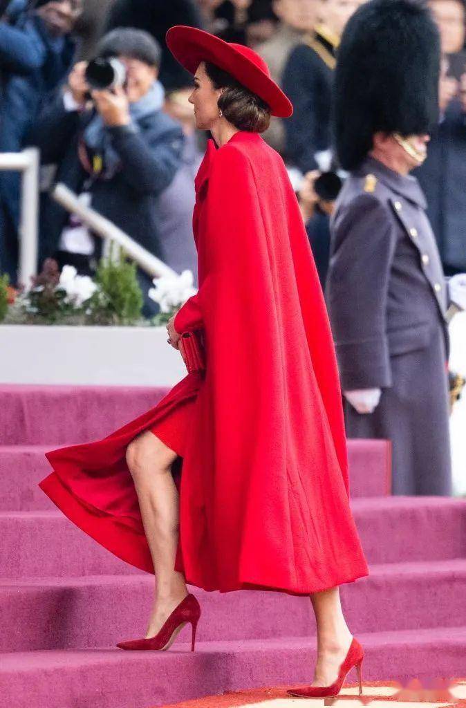 (catherine walker)设计的红色斗篷式外套,搭配同色礼帽,手包和高跟鞋