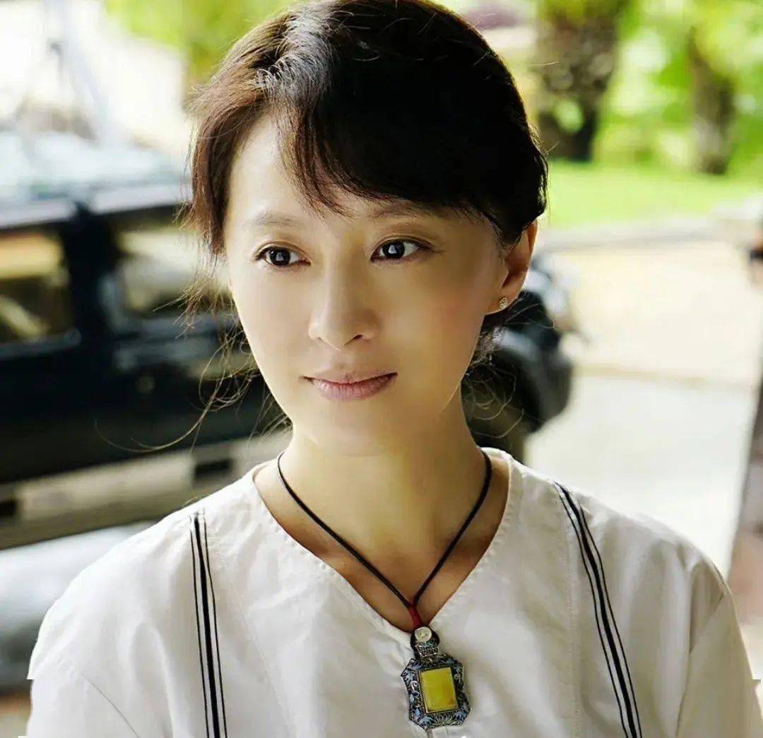 第一位评委就是著名演员徐露,其代表作品有《情深深雨蒙蒙》和《金粉