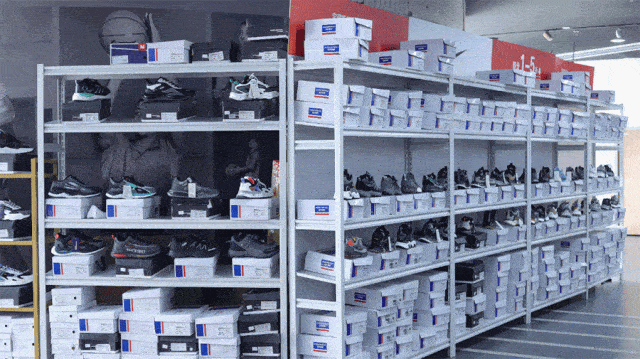 正巧,东大桥蓝岛大厦4层,5层,超5000平米场地,集合几十家知名羽绒服