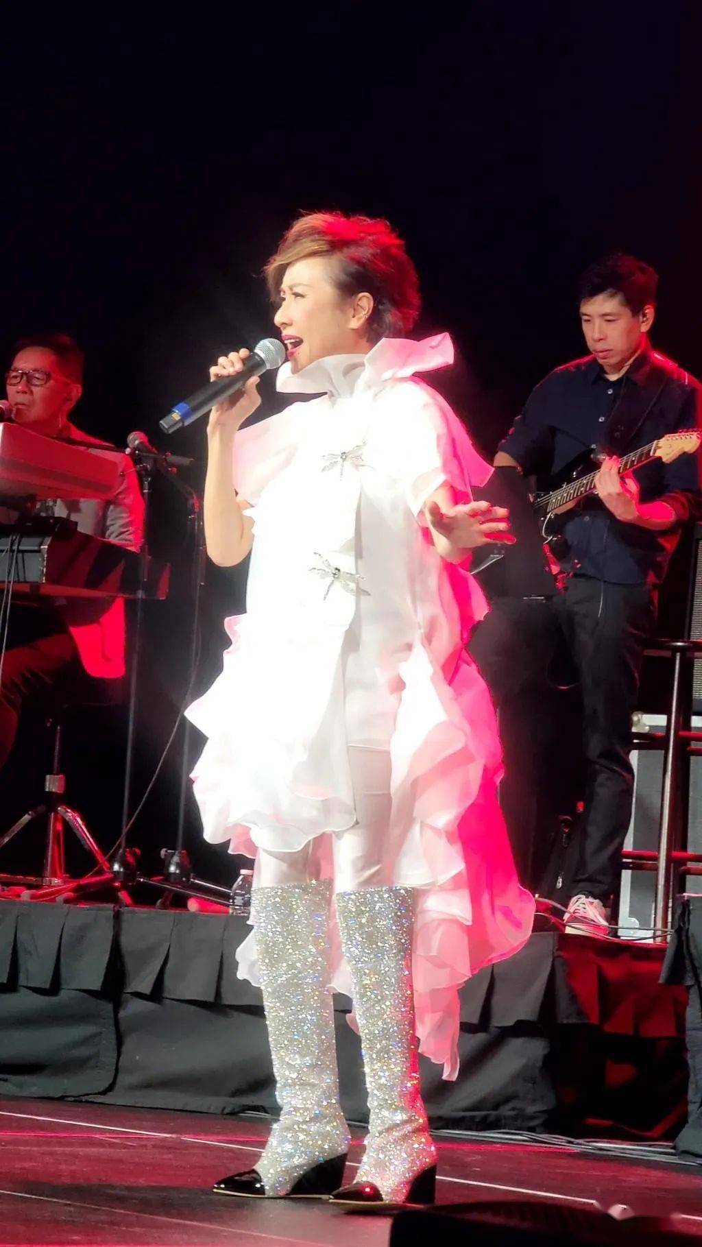 59岁女歌手赴美演出,遭fbi拦截问话_吕珊_问题_事件