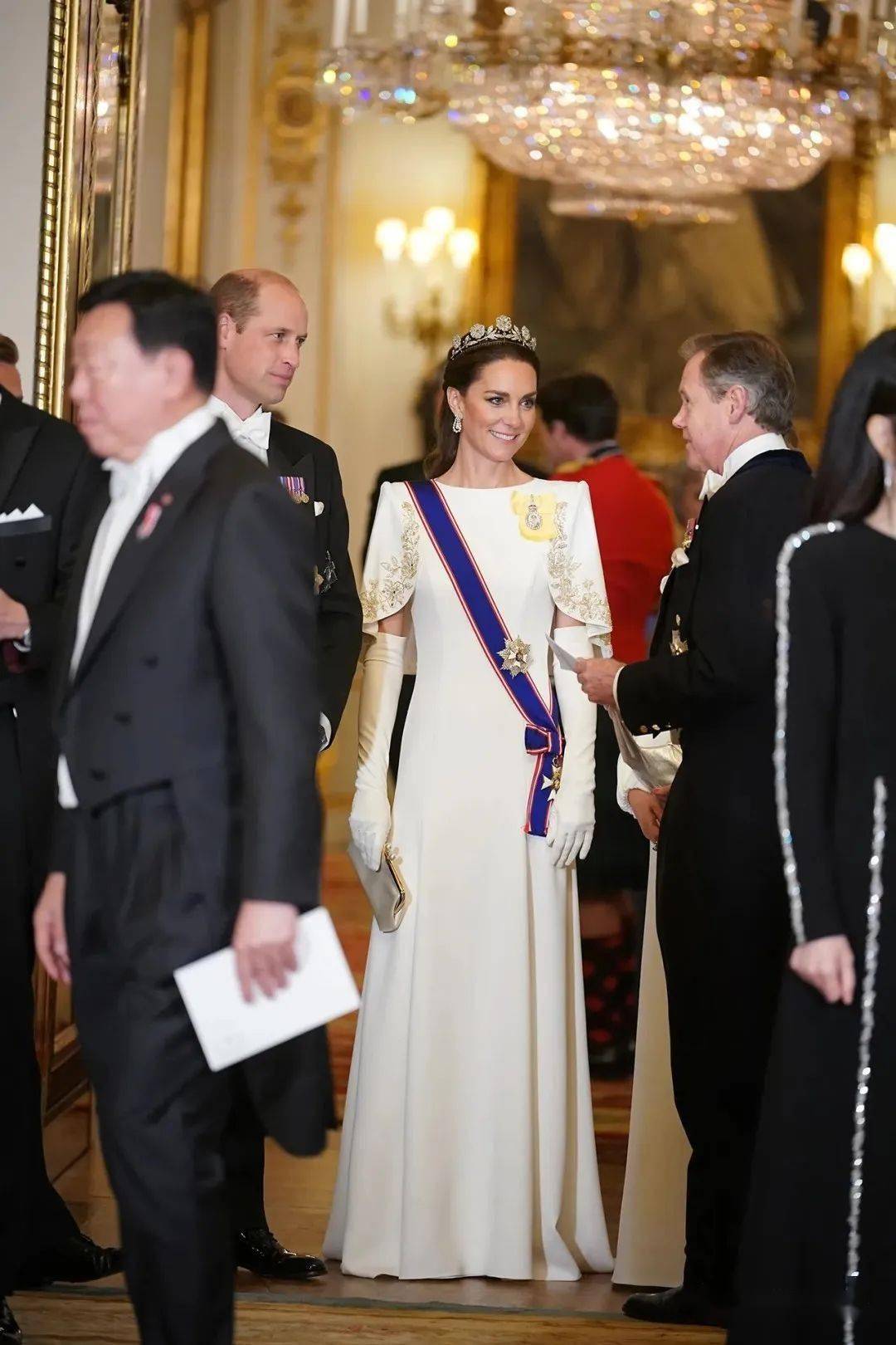 英国王室成员都盛装出席,卡米拉,安妮公主以及凯特等人头戴钻石王冠
