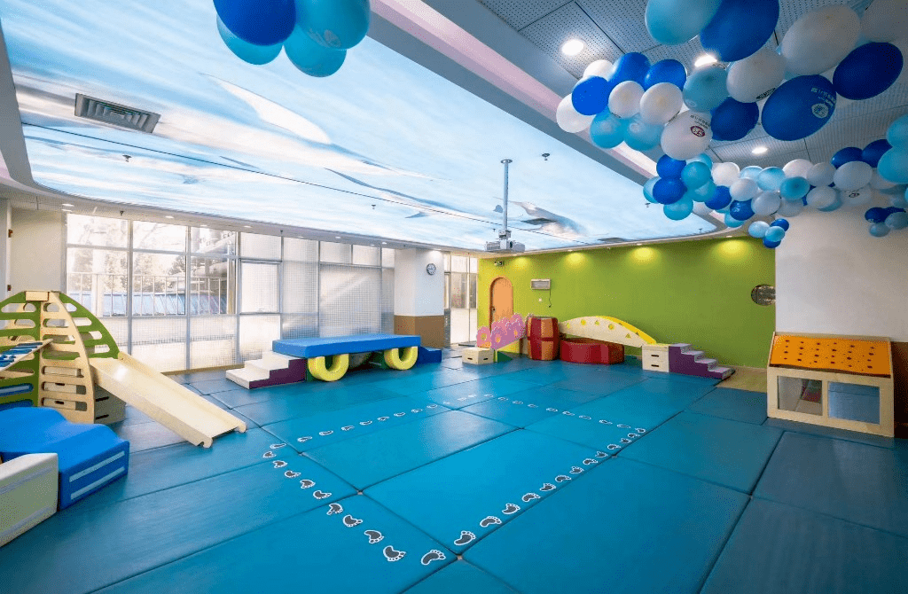 走进北京京城大厦托育园,教室宽敞明亮,光照充足,划分了多元动作区