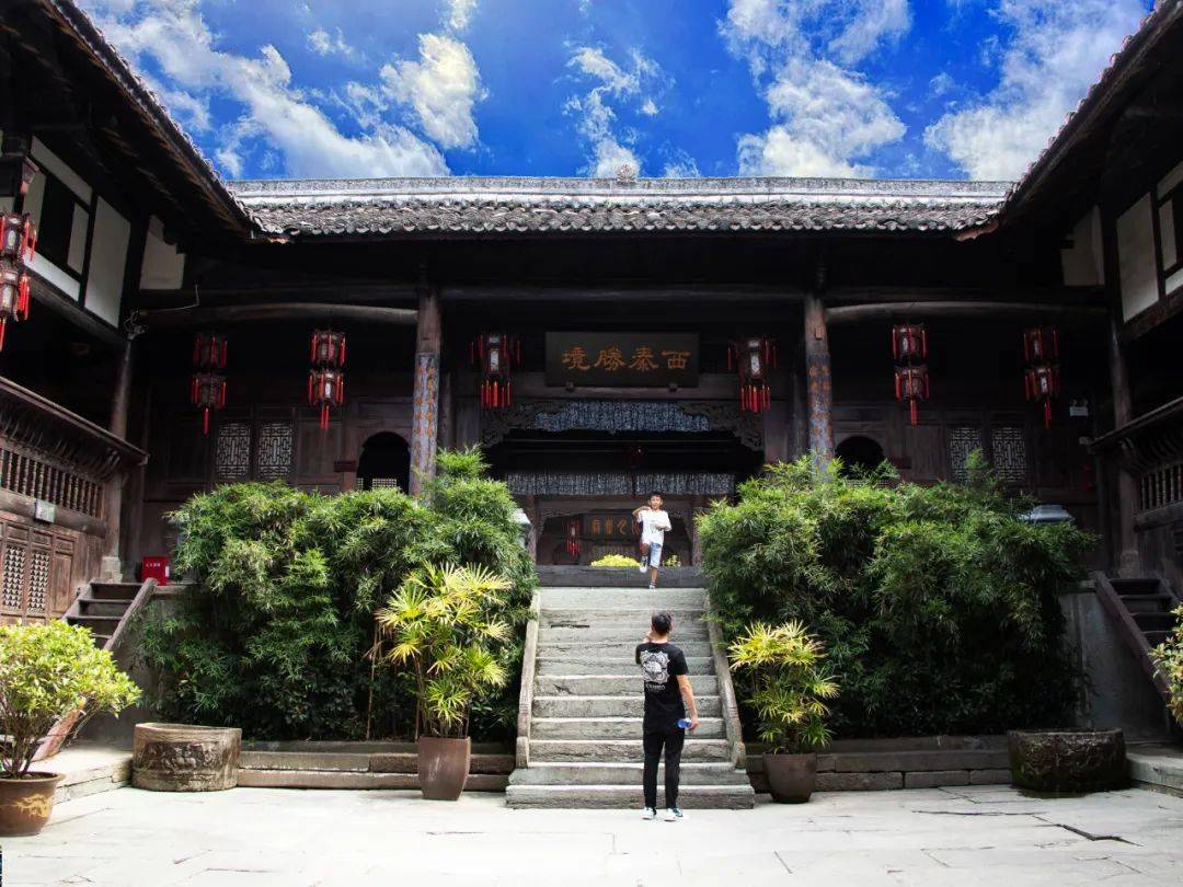 魏氏宅院分为老宅和新宅,老宅为传统的中式建筑,青砖素瓦,前廊后厦的