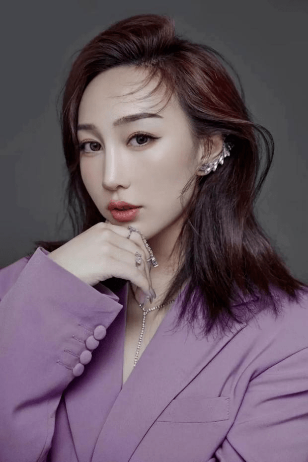 师从于次女高音歌唱家,上海音乐学院声歌系副主任黄萱