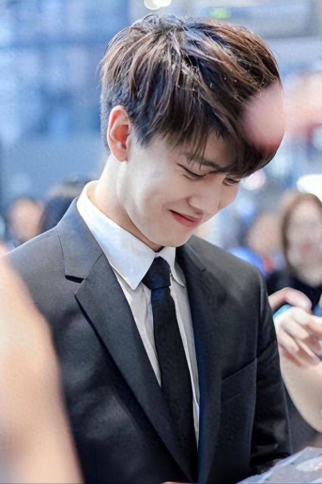 任嘉伦高调秀恩爱,才情与魅力共舞的杰出演员_表演_训练_小角色