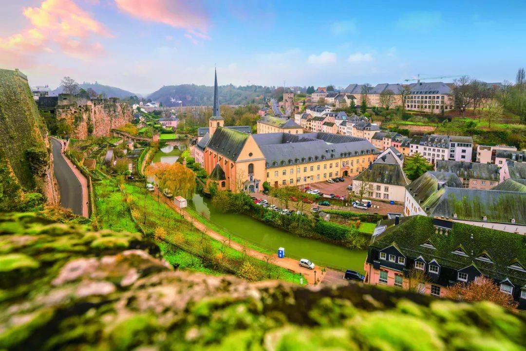 的格伦德区风景如画卢森堡迪基希区附近的夏季景观舒尔河畔埃施俯瞰图