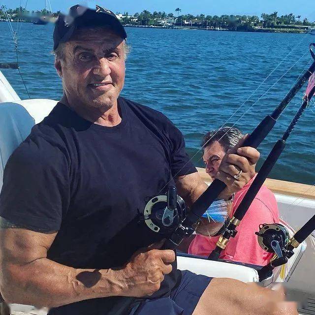 77岁史泰龙近照曝光,原来肌肉男上年纪了也这么猛