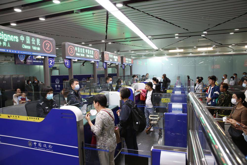 跨境旅游迎来冬日热潮，拱北口岸单日验放量年内三创新高