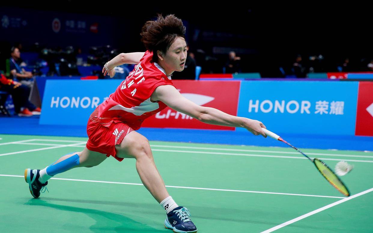 图/新华社据新华社电 在深圳举行的2023中国羽毛球大师赛24日进行了