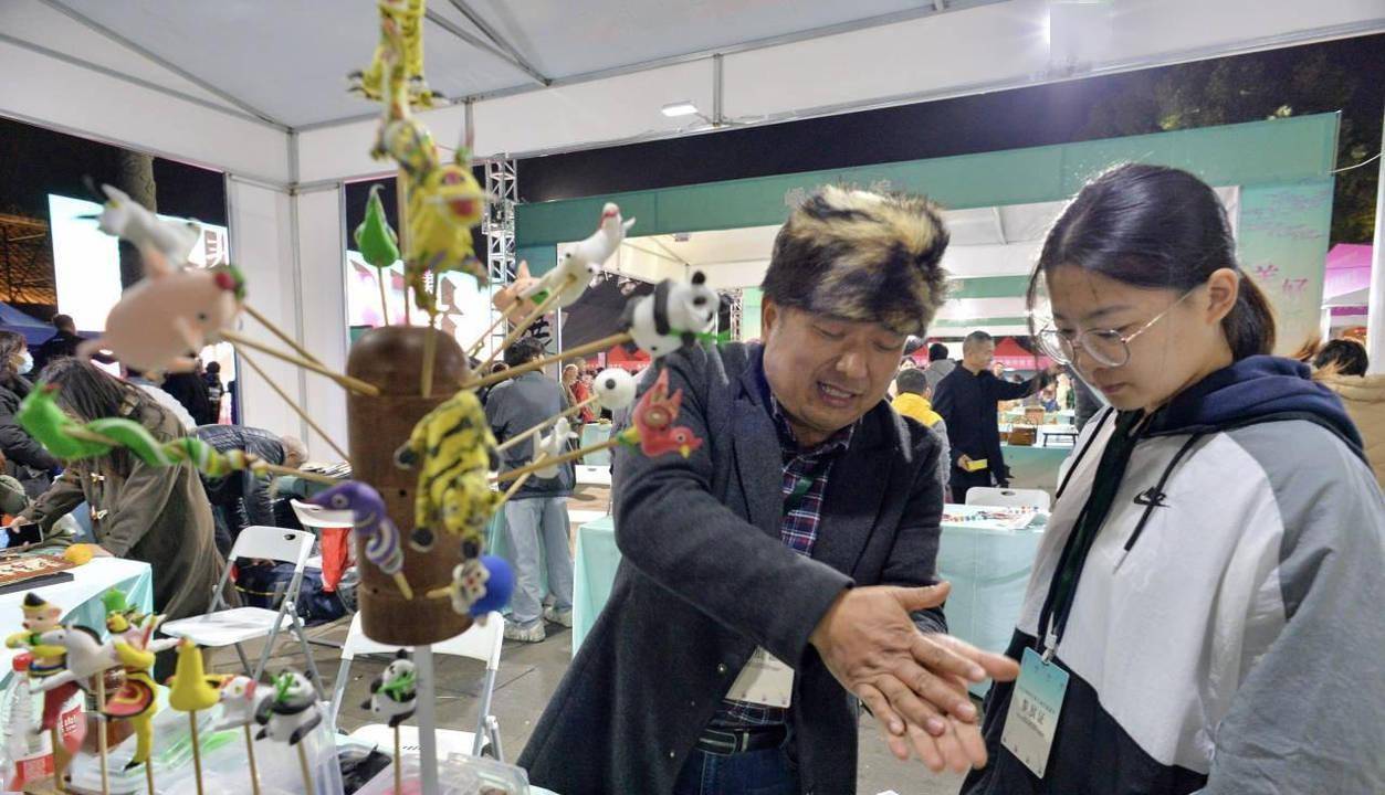 现场,发布了《长篇绍兴莲花落演唱作品选》首部专辑沈宝贤专辑样书,并