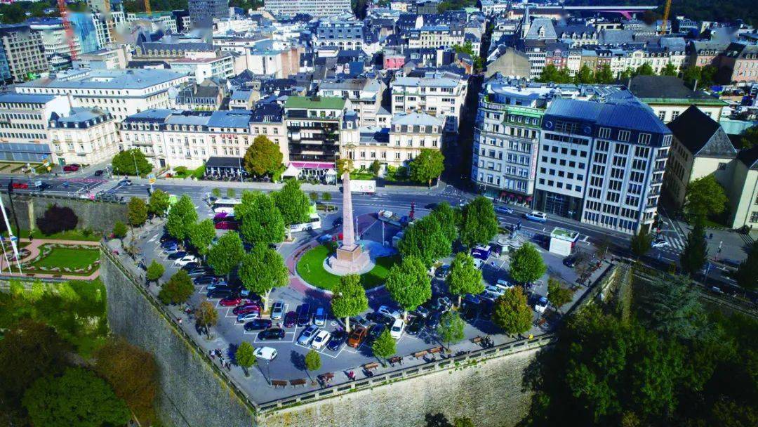 宪法广场位于卢森堡市旧城,其标志物是纪念一战阵亡卢森堡士兵的纪念