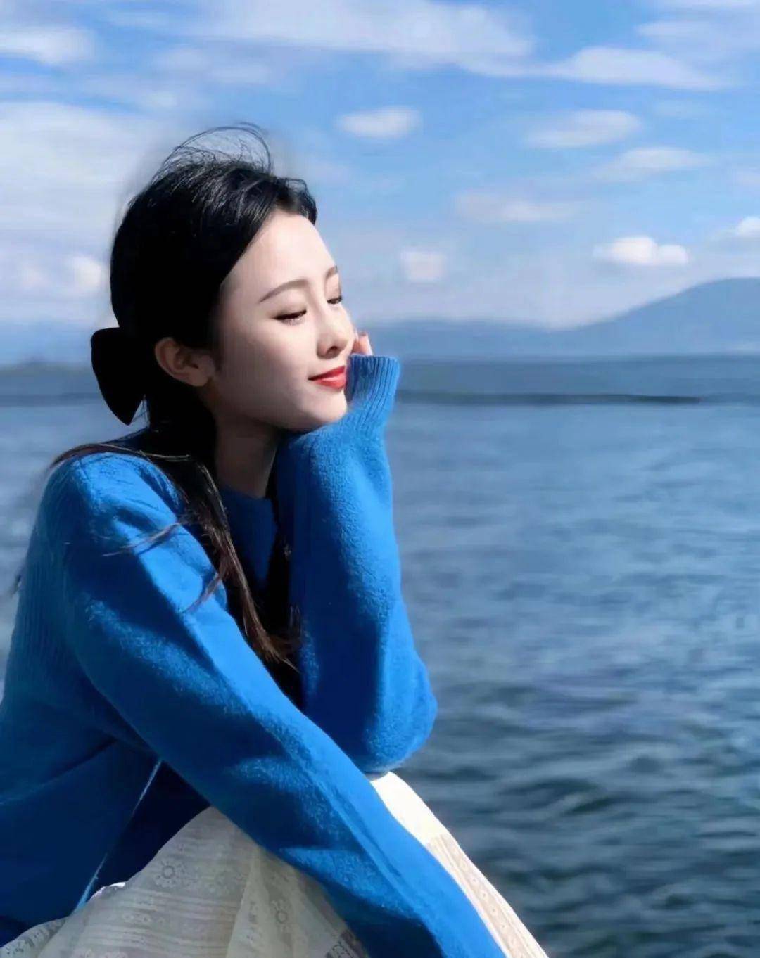 注:女诗人陆千巧生活照片黄昏之约我望夕阳,望一片