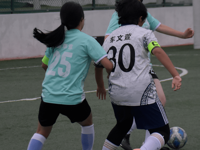 但是生科女足后卫队员高义童和杨子萱奋力防守,多次将危机一次次化解