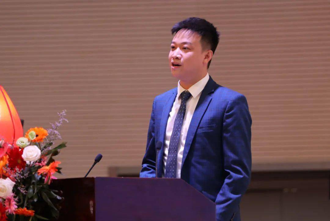 广东省深圳市罗湖区百仕达小学卢江老师,以《基于"问·思"模式的整本