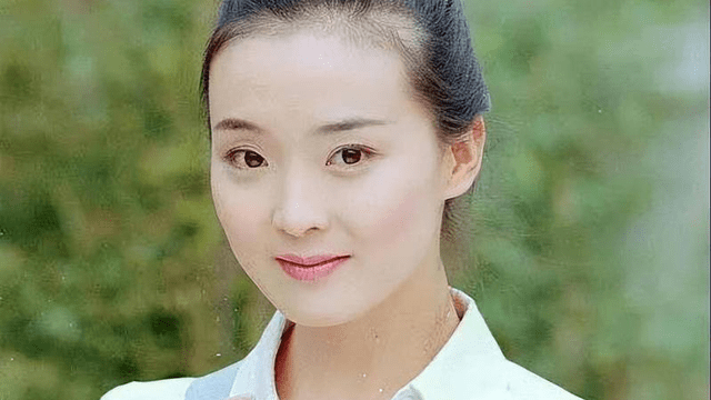 49岁王艳被曝婚变?手腕割痕疑似轻生,精神状态也异常恍惚!