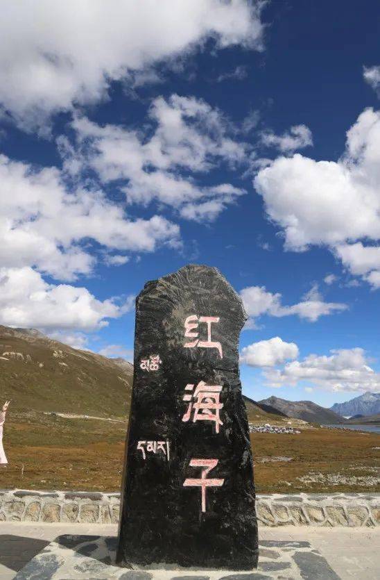 离它越近,魔力越大雪山好像有一种特别的魔力红海子秋季天高云淡;冬季