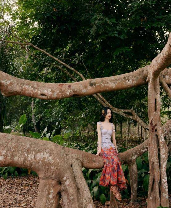 赵丽颖穿搭分享:成熟韵味甜美优雅_例假_裙装_面料