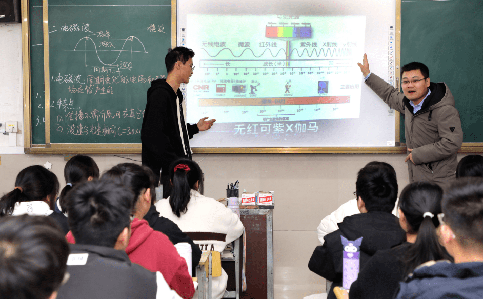 在陈欢老师的平板电脑里,记者看到,除了《电磁感应》和《电荷很忙》这