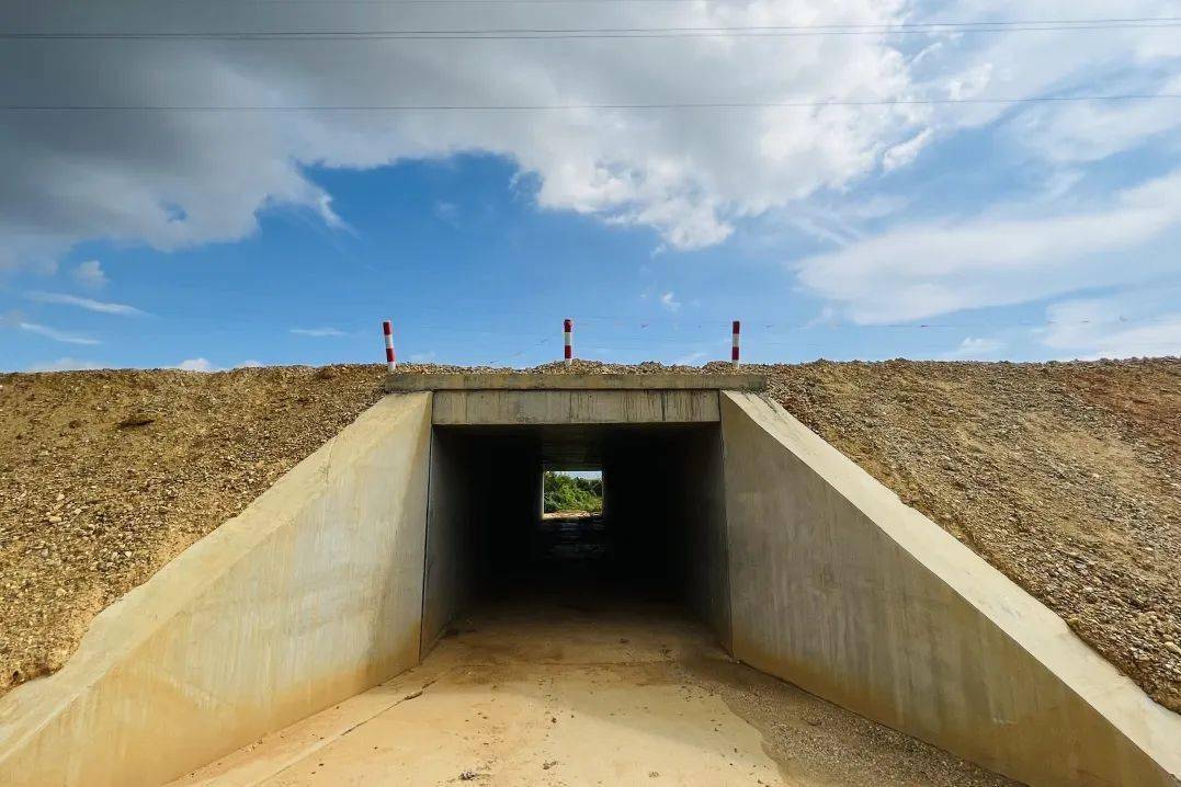 现场速写丨百色北环高速:夹缝山间建"长城"_施工_涵洞_项目