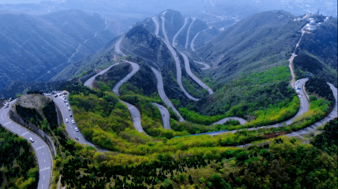 三五好友行走在临潼最美环山路欣赏漫山的浪漫感受九曲十八弯的刺激你