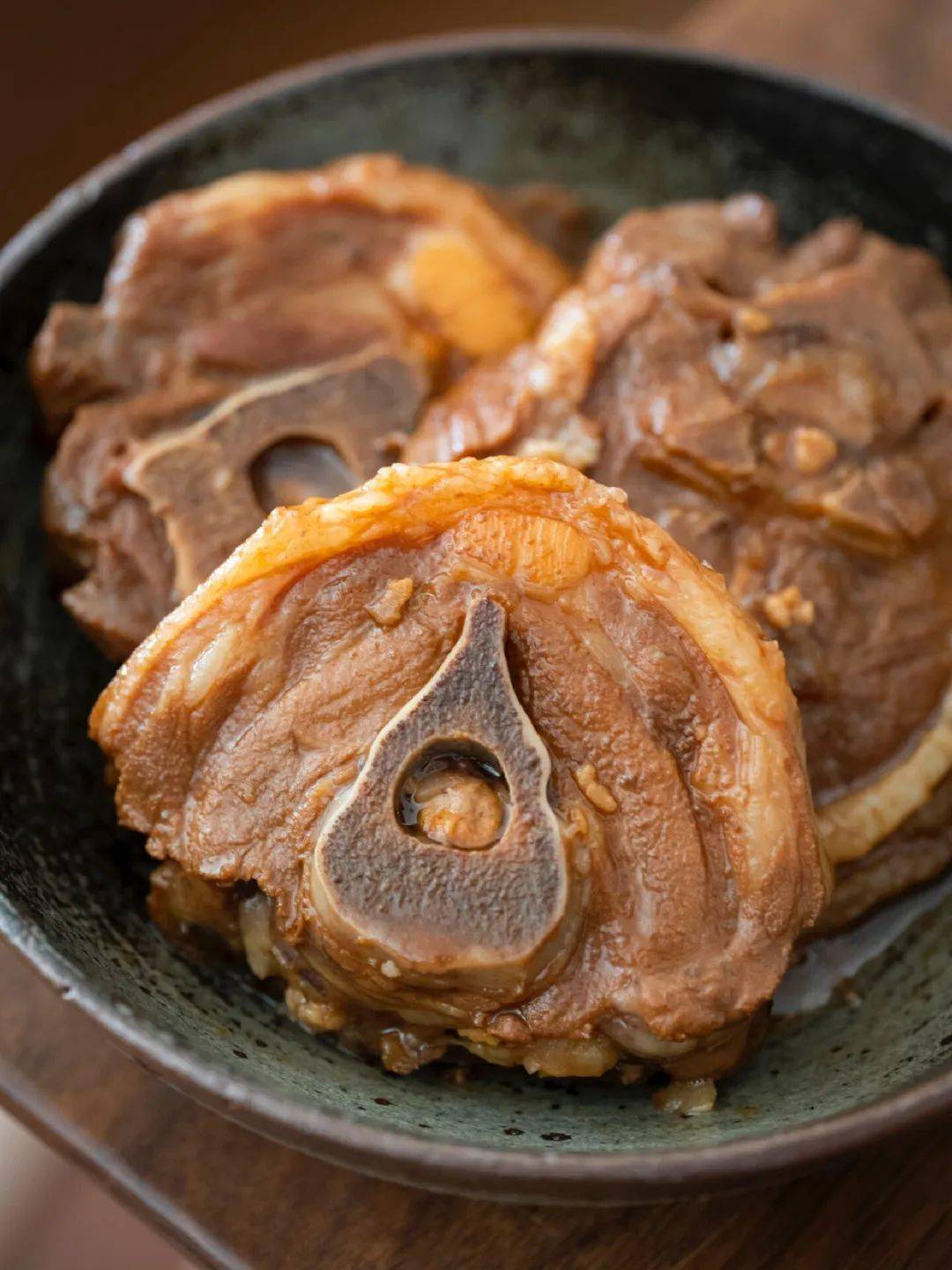 羊颈肉又名羊脖子,肌肉发达,肥瘦兼有,肉质干实,夹有细筋,通常切成