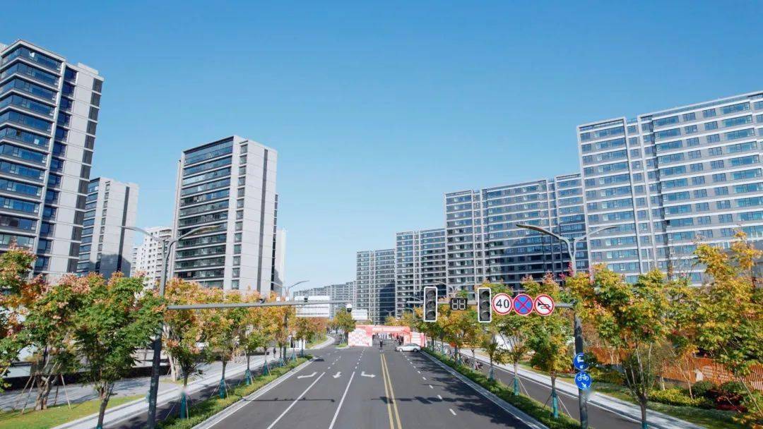 去领略更广阔天地的豪迈之美;入,则可以让你感受滨江国际街区的区内