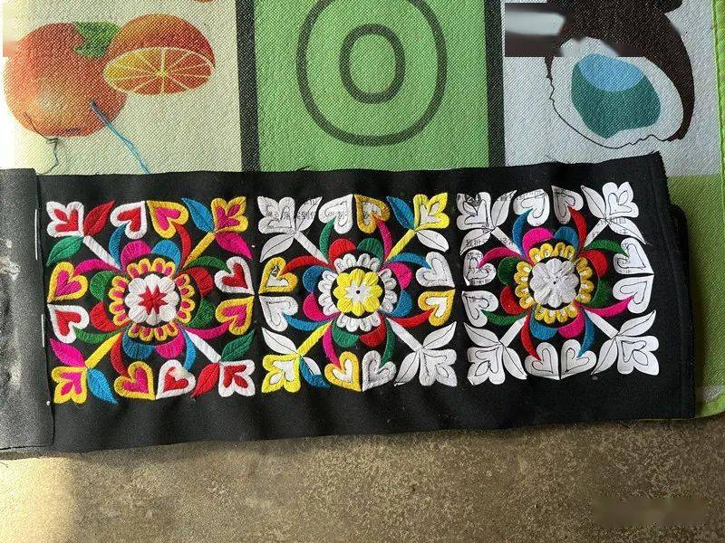 到芒市中山乡探寻傈僳族服饰之美_文化_花纹_公众