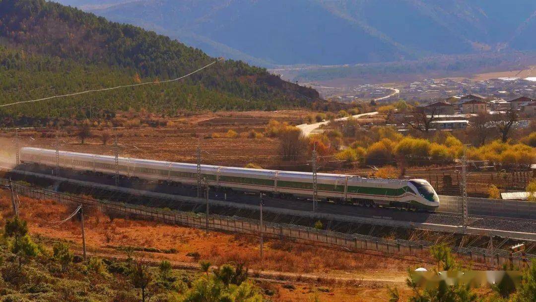 【美丽云岭天路】"别样"的丽香铁路复兴号动车组_乘客_香格里拉_座椅