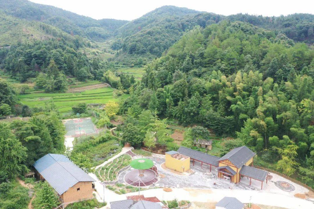 近年来,坪田镇打造旅游环形公路和森林步道,完善了周边停车场等旅游