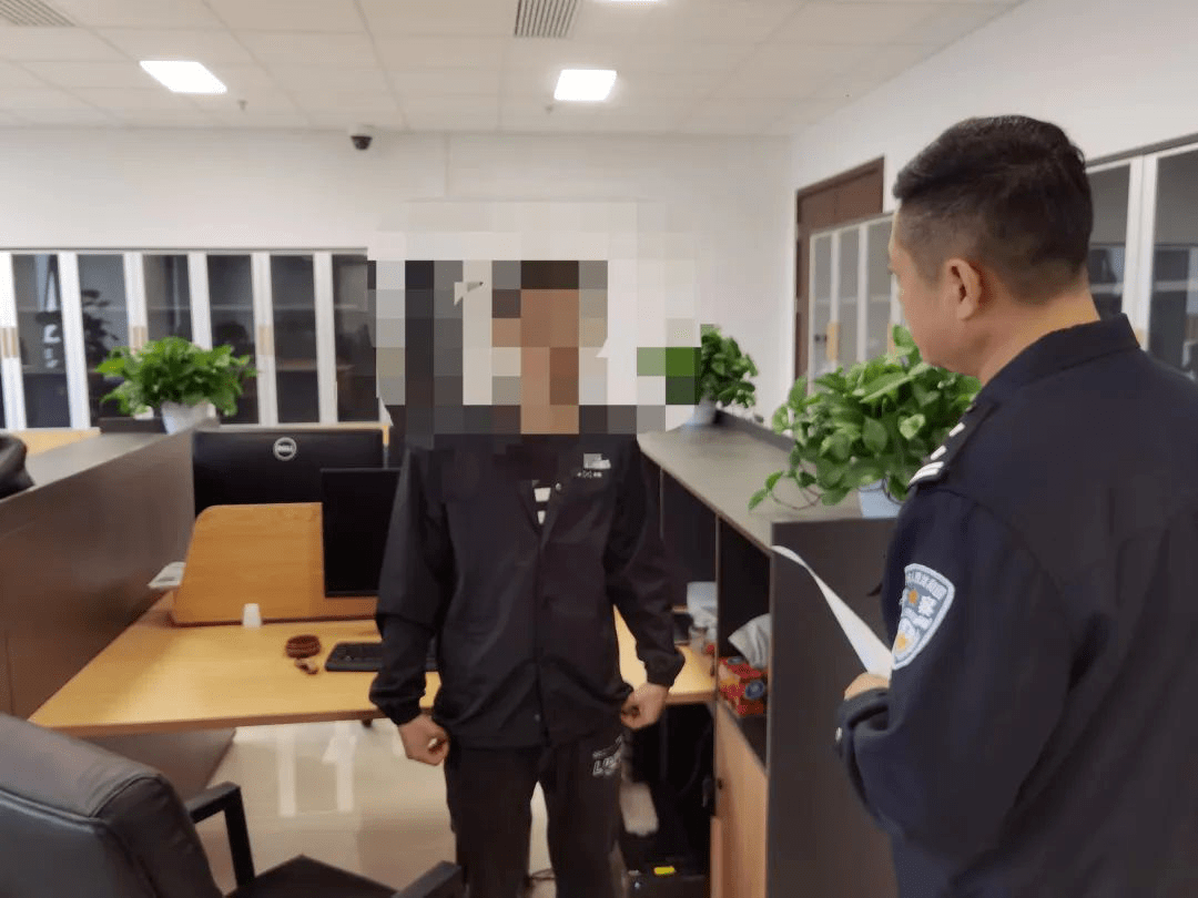 成都市公安局天府新区分局网安大队民警联合证券监管部门迅速对该造谣