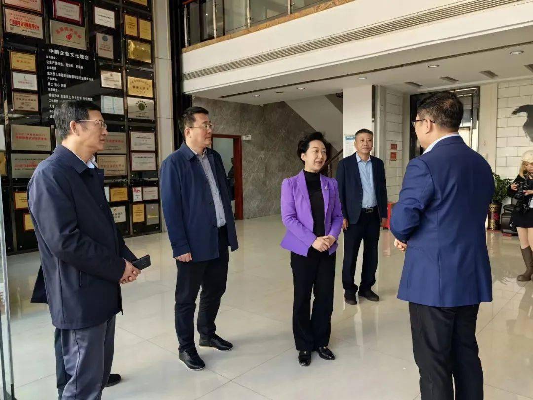 国家试验区管委会专职副主任高翔,市政府秘书长黄建平陪同考察.