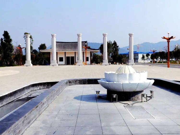 将禅韵融入雕塑,景观小品,地面铺装,植物配置等景观元素中,营造浓厚的