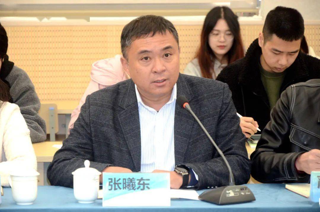 调研会议在学校党总支副书记张曦东和副校长严文财的陪同下,一行人