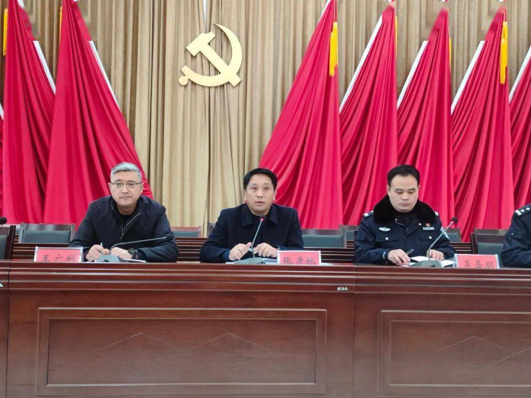 上官镇党委书记张彦林,县交警大队副大队长吴蕾朋为西太和村颁发滑县"