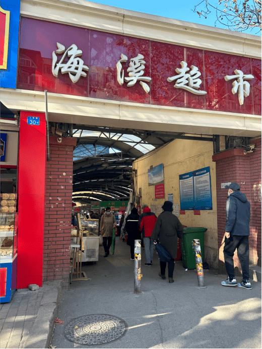 一走进市场,记者就发现了好几处发着红光的"生鲜灯.