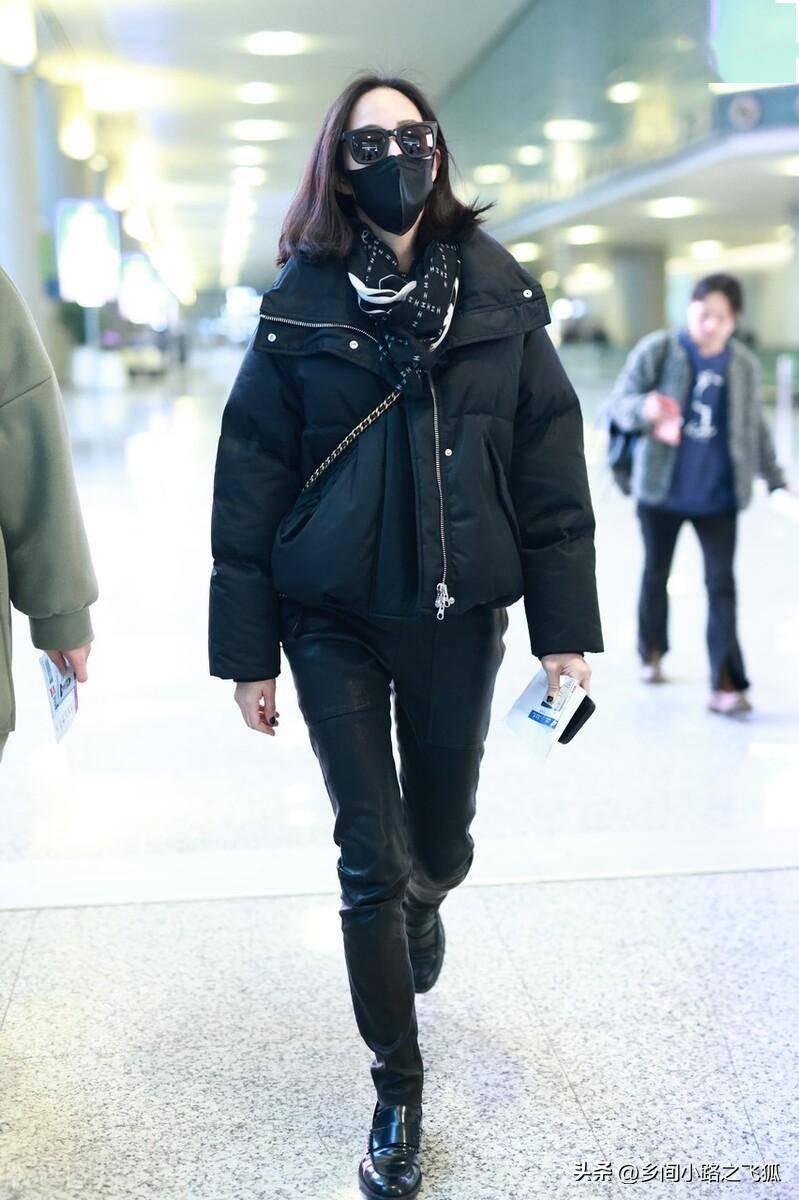 张钧甯现身上海机场,身穿黑色皮裤个性时尚
