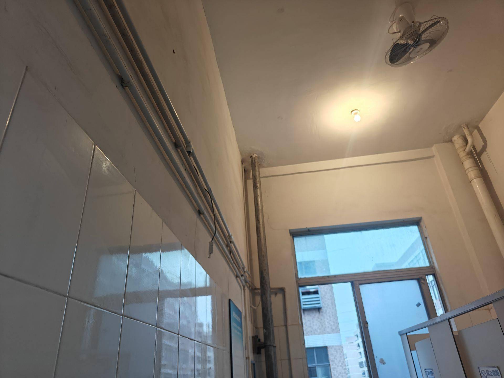 网传深圳一园区男厕装摄像头正对坑位,物业回应_监控_一公司_厕所