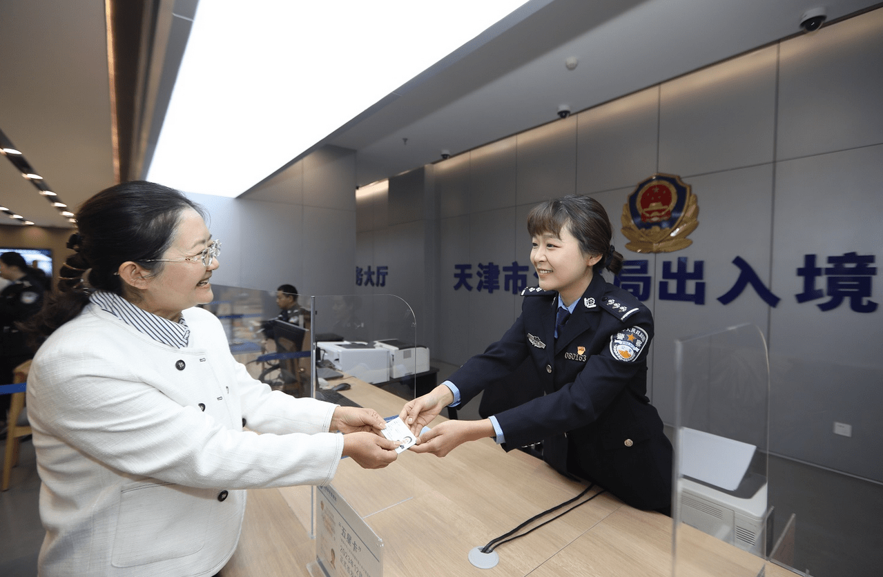 "五星卡"签发首日,50人领取新版外国人永居身份证_国家_服务_居留