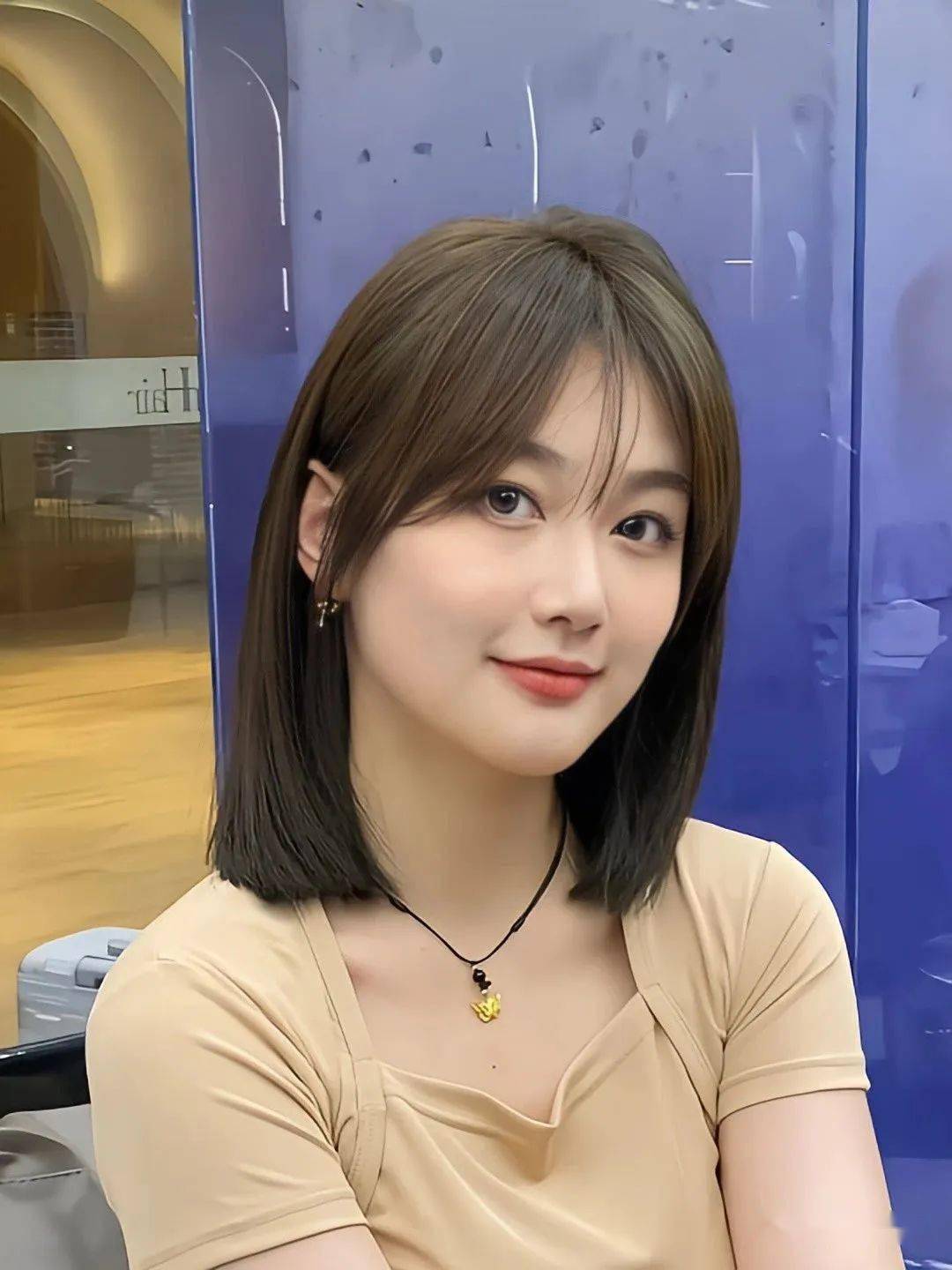 职场的成熟女性还有成熟的辣妈搭配侧分刘海或者八字刘海修饰脸型