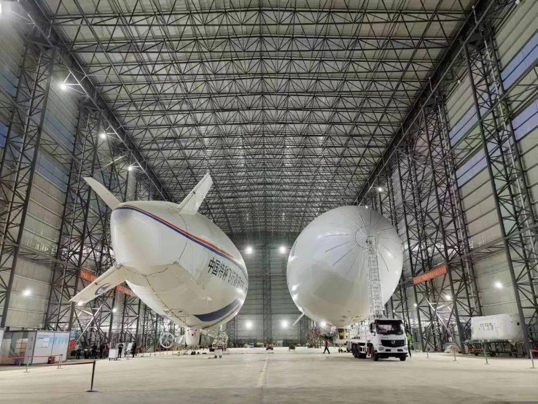 as700载人飞艇气囊下置艇舱,内部划分为驾驶舱,乘员舱和动力燃油. .