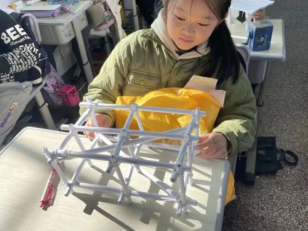 四年级:纸桥承重筹备期间,小凤娃们和家长一起寻找身边的各种废旧纸